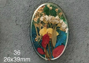 Flowers in resin cabochons