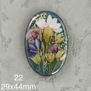 Flowers in resin cabochons